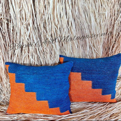 Square cushion in raffia