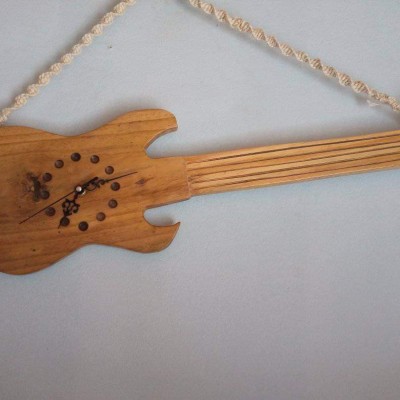 Horloge en forme de guitare